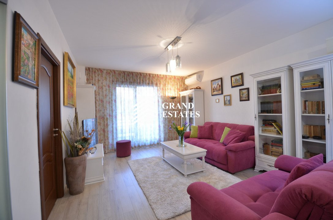 Apartament deosebit 3 camere, gradina 45mp, zona Damaroaia