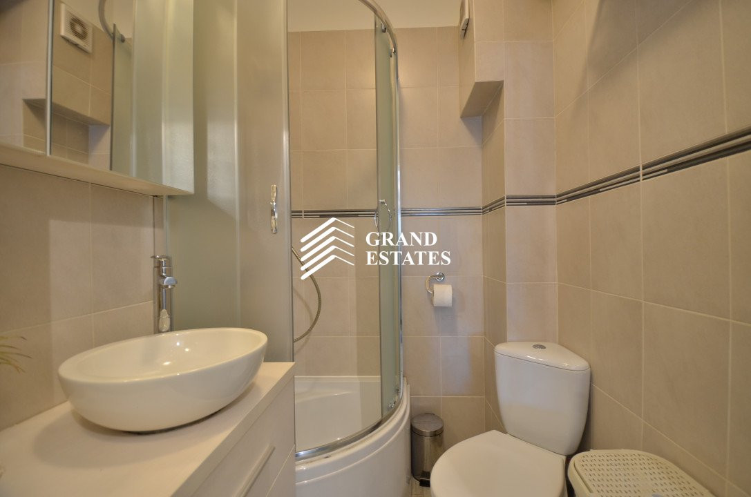 Apartament deosebit 3 camere, gradina 45mp, zona Damaroaia